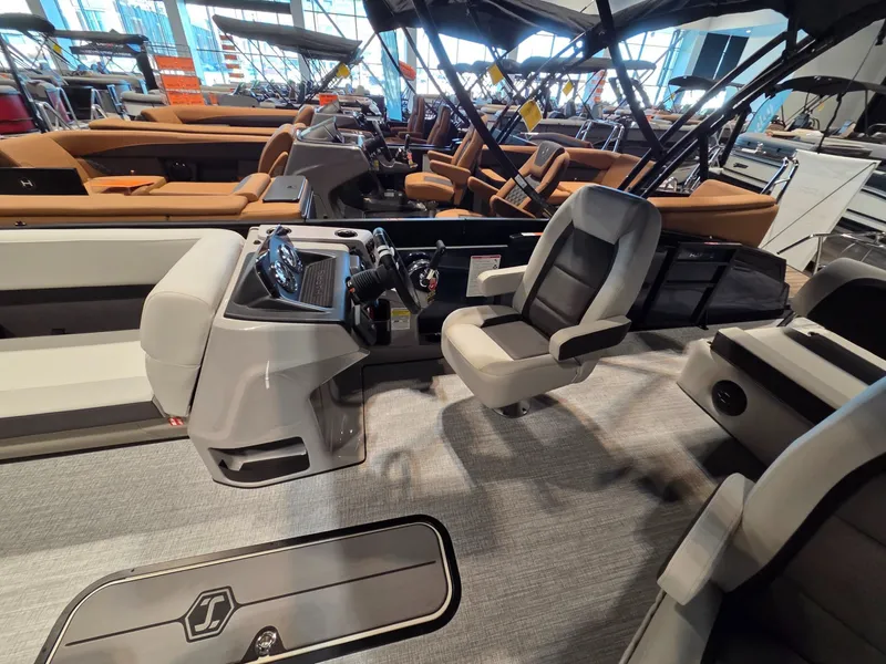 Slide: The Image of Harris Cruiser 230 2026 - 15