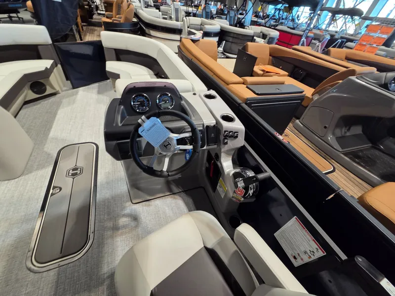 Slide: The Image of Harris Cruiser 230 2026 - 16