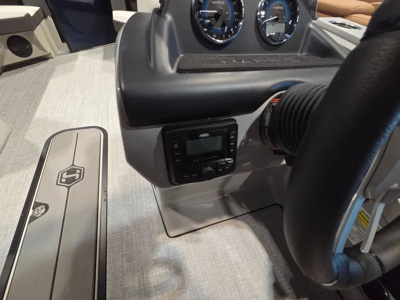 Slide: The Image of Harris Cruiser 230 2026 - 17