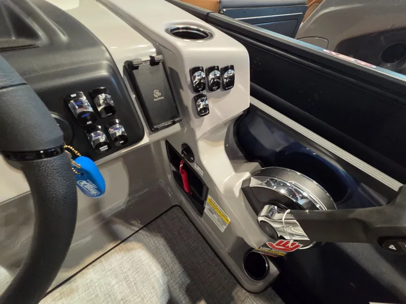 Slide: The Image of Harris Cruiser 230 2026 - 18