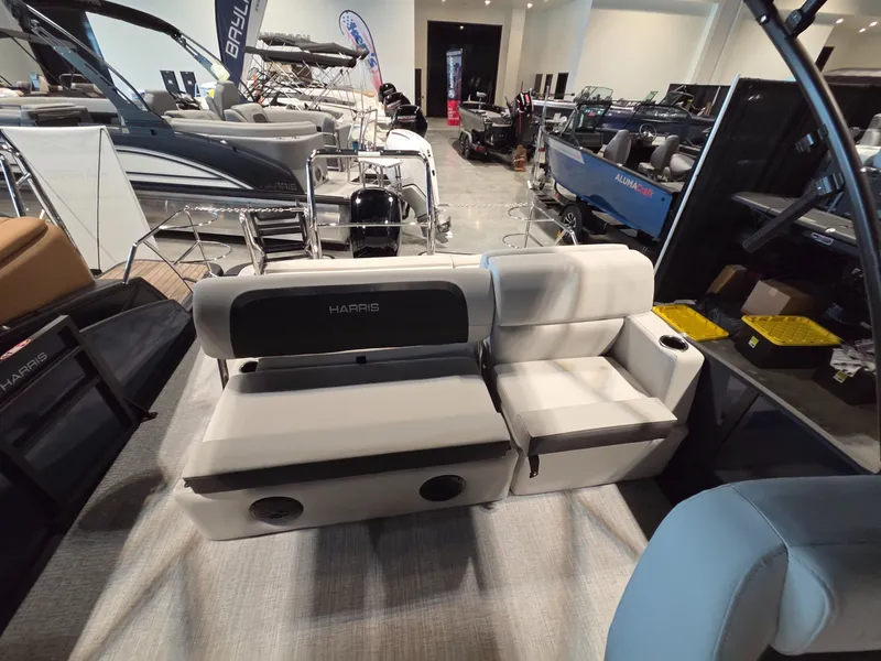 Slide: The Image of Harris Cruiser 230 2026 - 19