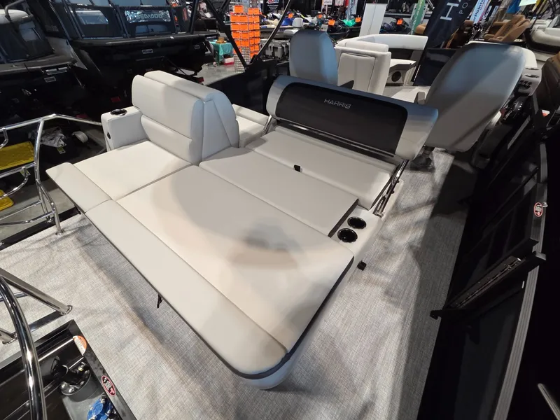 Slide: The Image of Harris Cruiser 230 2026 - 23