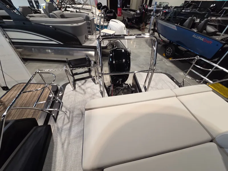 Slide: The Image of Harris Cruiser 230 2026 - 24