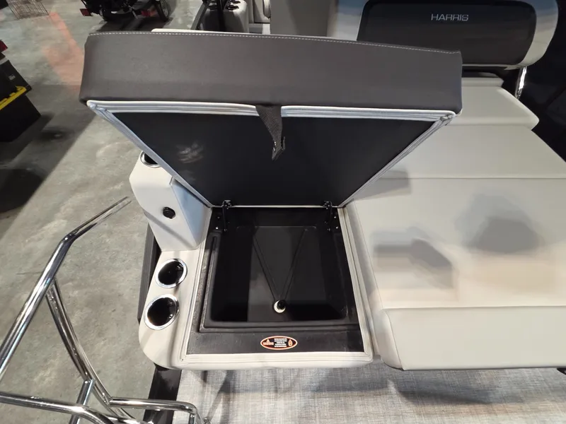 Slide: The Image of Harris Cruiser 230 2026 - 26