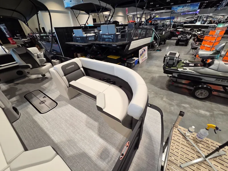 Slide: The Image of Harris Cruiser 230 2026 - 6