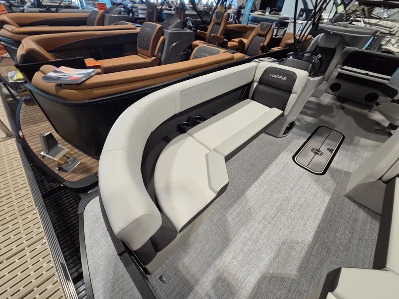 Slide: The Image of Harris Cruiser 230 2026 - 7