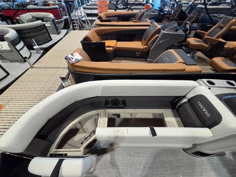 Slide: The Image of Harris Cruiser 230 2026 - 8