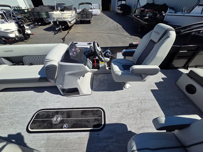 Slide: The Image of Harris Cruiser 230 2026 - 13