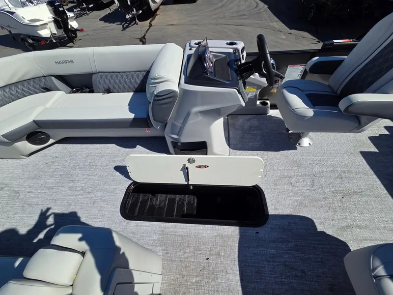 Slide: The Image of Harris Cruiser 230 2026 - 14