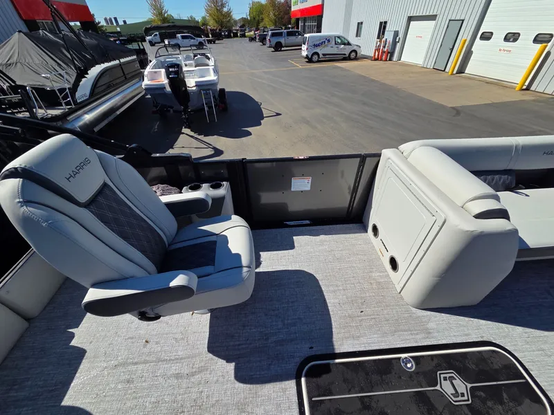 Slide: The Image of Harris Cruiser 230 2026 - 15