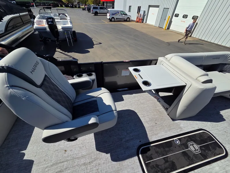 Slide: The Image of Harris Cruiser 230 2026 - 16