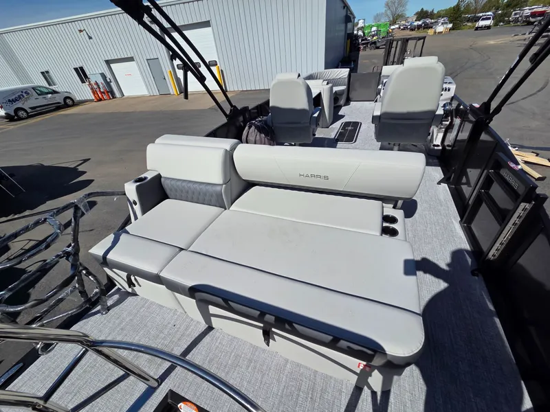Slide: The Image of Harris Cruiser 230 2026 - 21