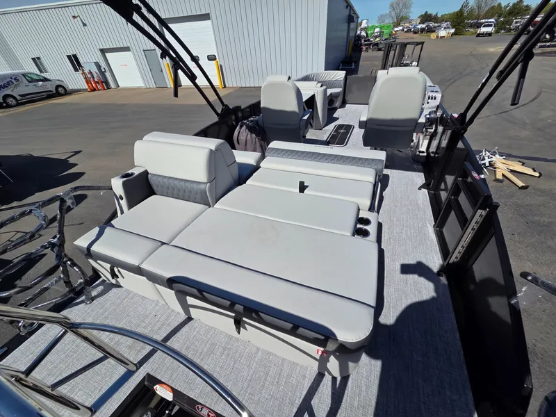 Slide: The Image of Harris Cruiser 230 2026 - 22