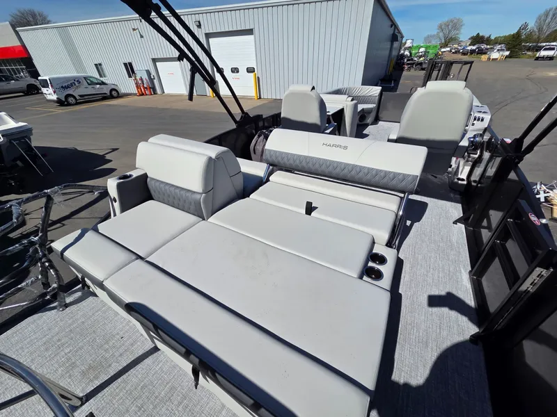 Slide: The Image of Harris Cruiser 230 2026 - 23