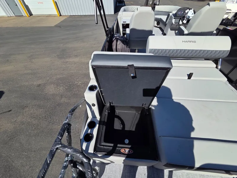 Slide: The Image of Harris Cruiser 230 2026 - 25