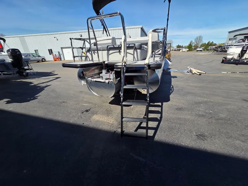Slide: The Image of Harris Cruiser 230 2026 - 5