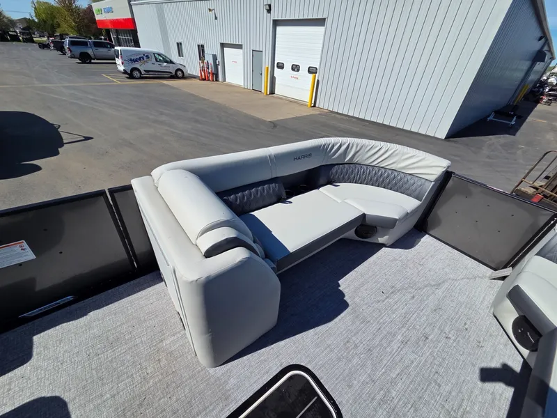 Slide: The Image of Harris Cruiser 230 2026 - 9