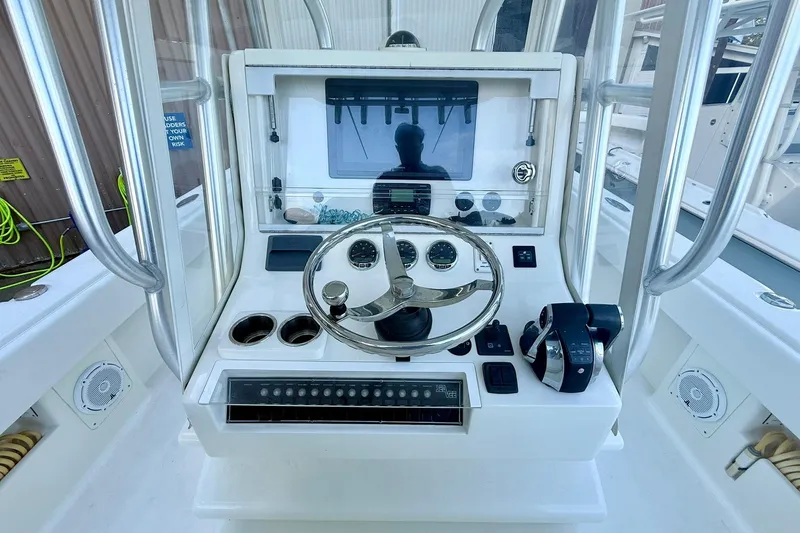 Slide: The Image of 32 SeaVee - Helm Station - 13