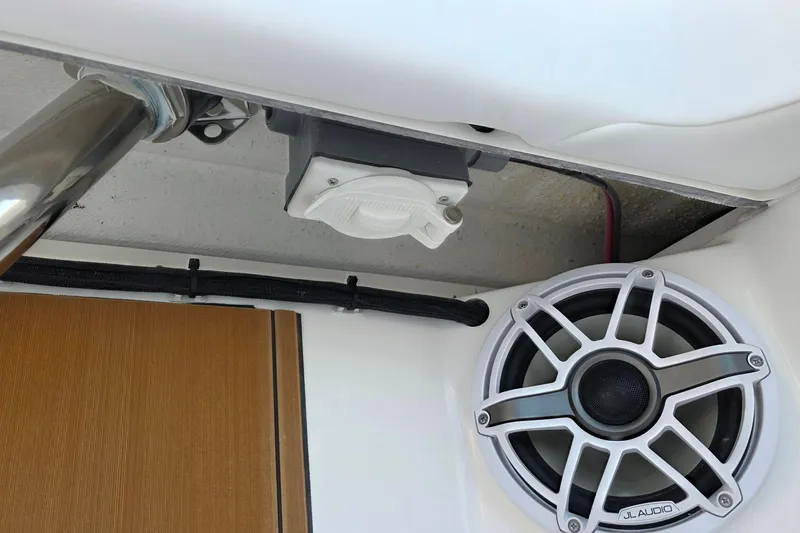 Slide: The Image of DeeMaxx disc brakes on Caymas 34 CT trailer, 2026 model. - 30