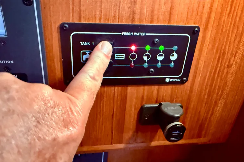 Slide: The Image of Control panel for fresh water tanks on 1997 Jeanneau Sun Odyssey 36.2 yacht. - 38