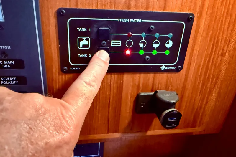 Slide: The Image of Control panel of 1997 Jeanneau Sun Odyssey 36.2 yacht, fresh water tank indicator. - 39