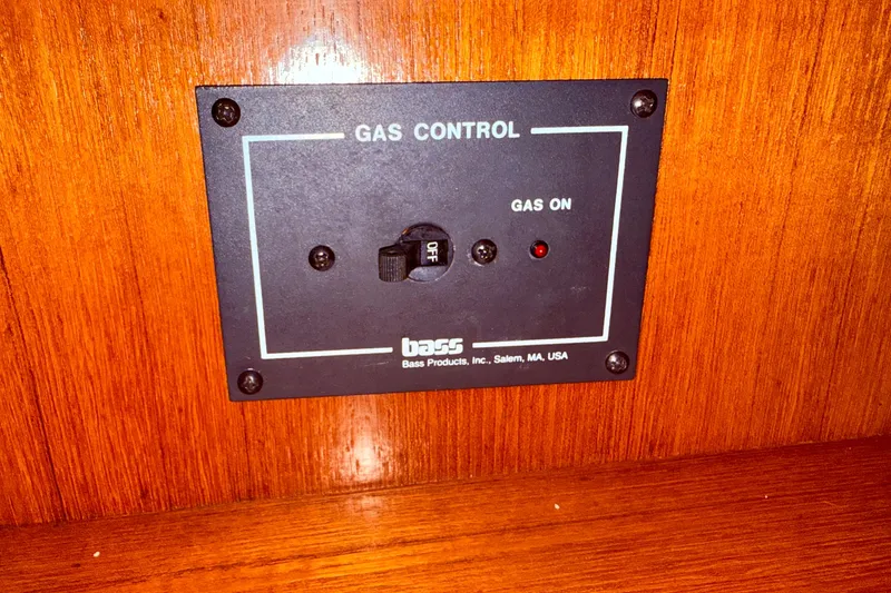 Slide: The Image of Control panel of 1997 Jeanneau Sun Odyssey 36.2 yacht, showing fresh water tank levels. - 40