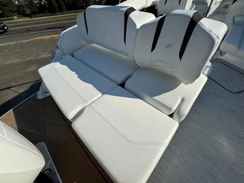 Slide: The Image of 2025 Four Winns H6 OB boat with luxurious white seating. - 6