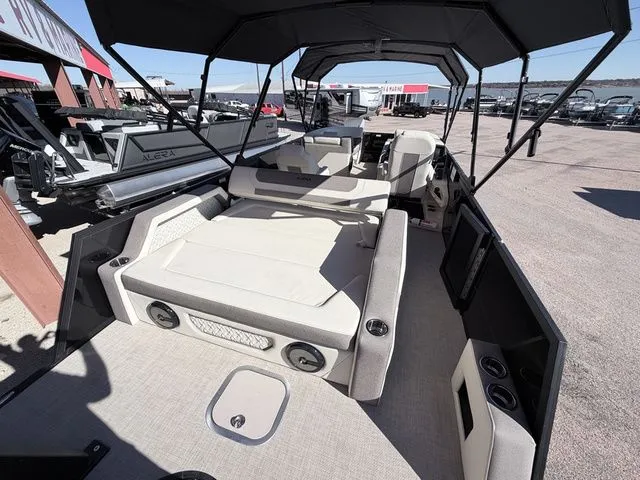 Slide: The Image of Alera M 23L 2026 - 28