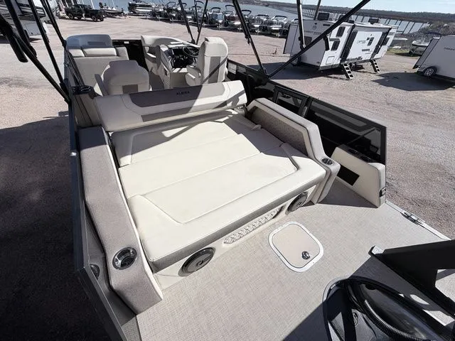 Slide: The Image of Alera M 23L 2026 - 29