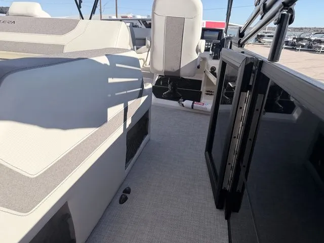 Slide: The Image of Alera M 23L 2026 - 34