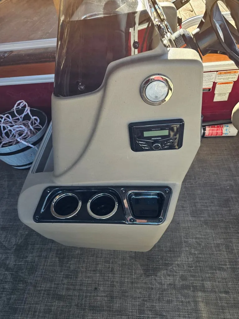 Slide: The Image of Sun Tracker Bass Buggy 2022 - 11