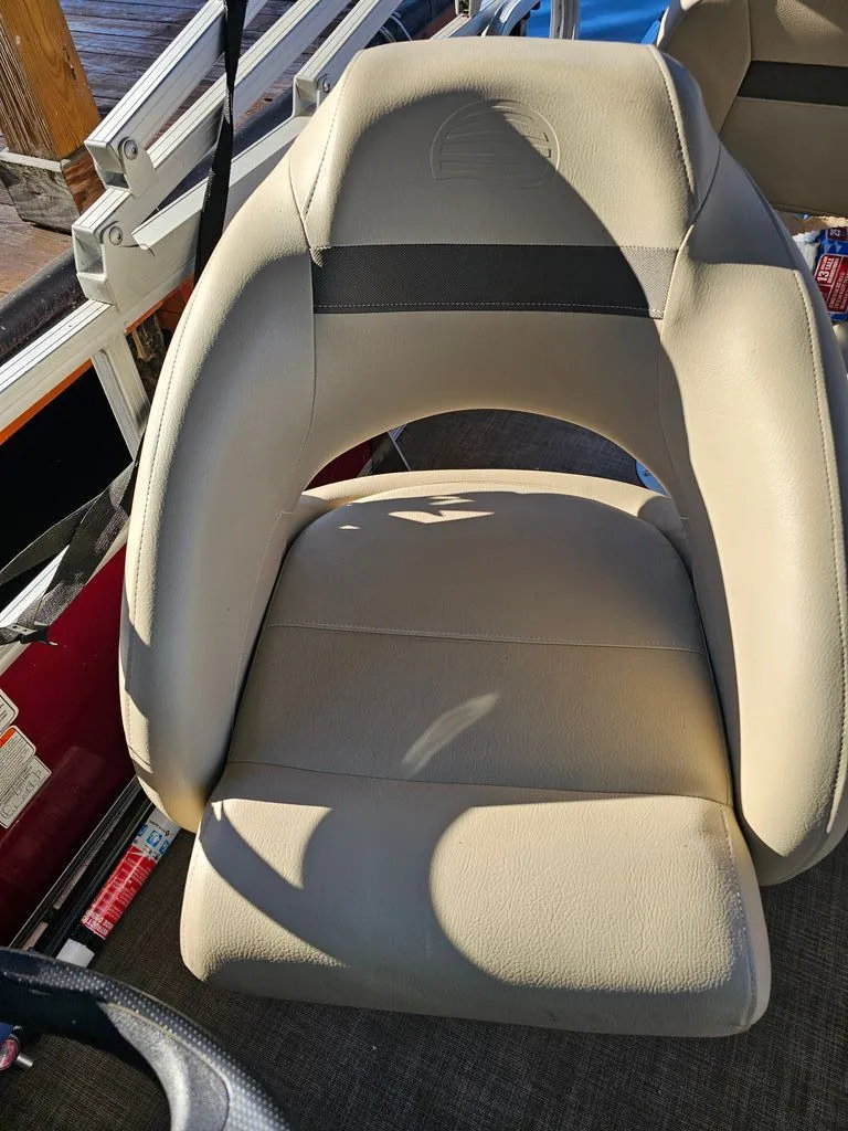 Slide: The Image of Sun Tracker Bass Buggy 2022 - 7