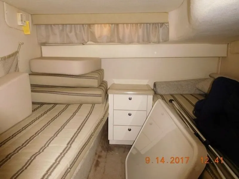 Slide: The Image of Monterey 322 Cruiser 2001 - 10