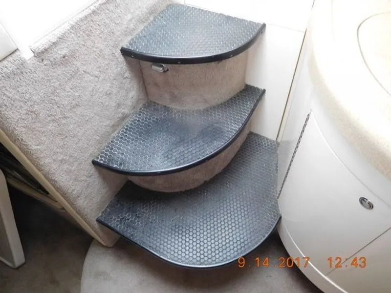 Slide: The Image of Monterey 322 Cruiser 2001 - 4