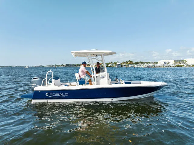 Slide: The Image of Robalo 226 Cayman 2026 - 14