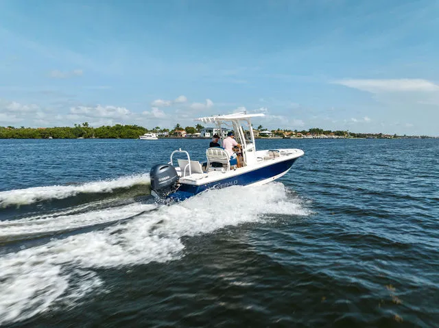 Slide: The Image of Robalo 226 Cayman 2026 - 16