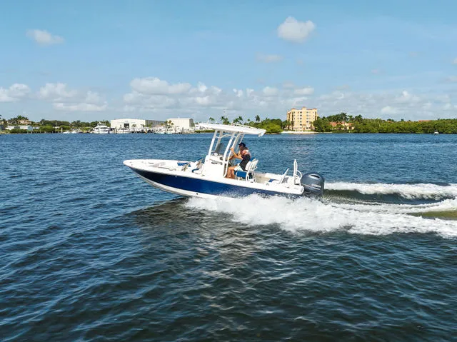 Slide: The Image of Robalo 226 Cayman 2026 - 22