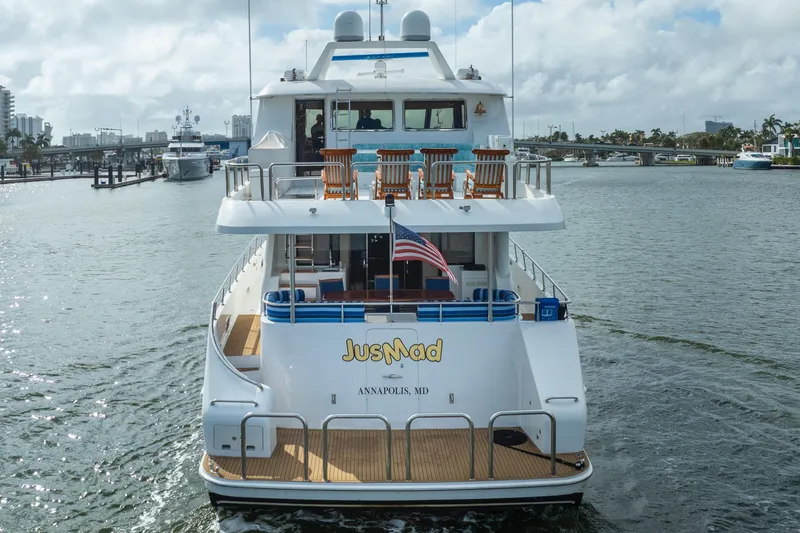 Slide: The Image of Ocean Alexander 80 Motoryacht 2005, rear view with deck chairs and American flag. - 116
