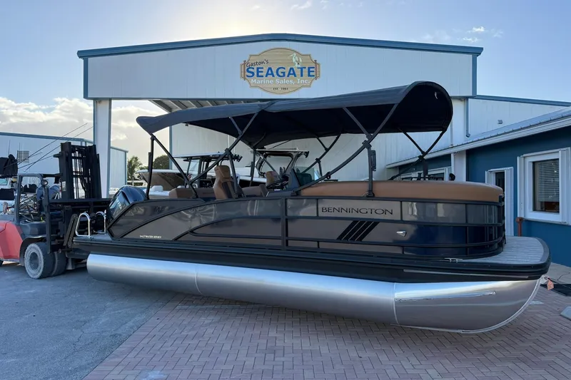 The Image of 2026 Bennington 22 M Swingback pontoon boat at Seagate Marine Sales. - 1
