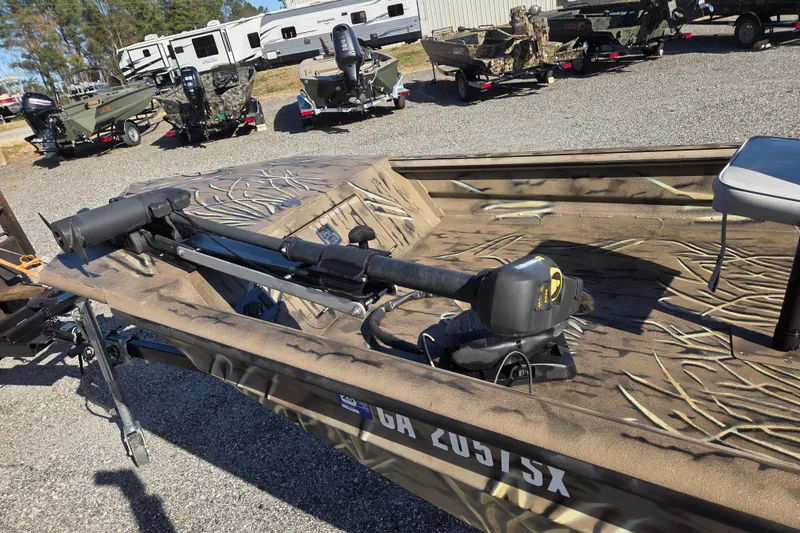 Slide: The Image of 2018 SeaArk DXS 1548 DKLD boat with camouflage design and trolling motor. - 12