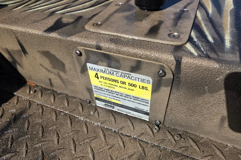 Slide: The Image of 2018 SeaArk DXS 1548 DKLD boat capacity plate, maximum 4 persons or 500 lbs. - 8