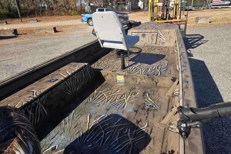 Slide: The Image of 2018 SeaArk DXS 1548 DKLD boat with camo interior and swivel seat. - 9