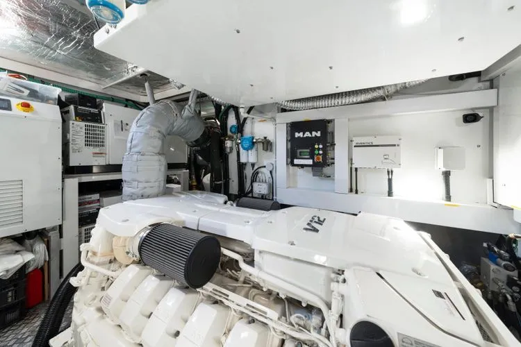 Slide: The Image of 2020 Sunseeker 76 Yacht - Image 98 - 98