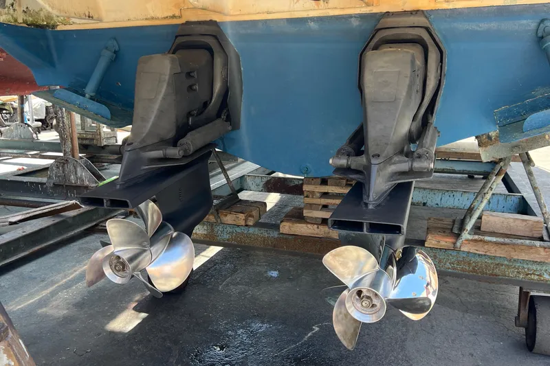 Slide: The Image of Dual propellers on a 2000 Monterey 302 Cruiser boat, displayed on a dock. - 21