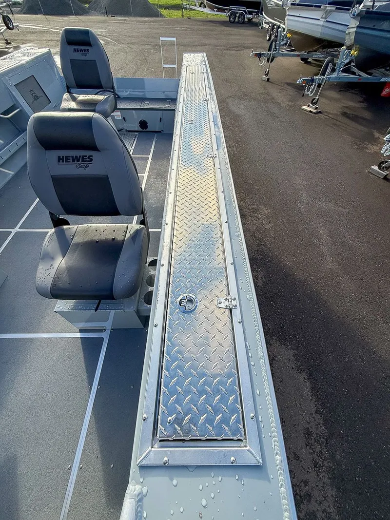 Slide: The Image of Hewescraft 220 Pioneer 2026 - 12