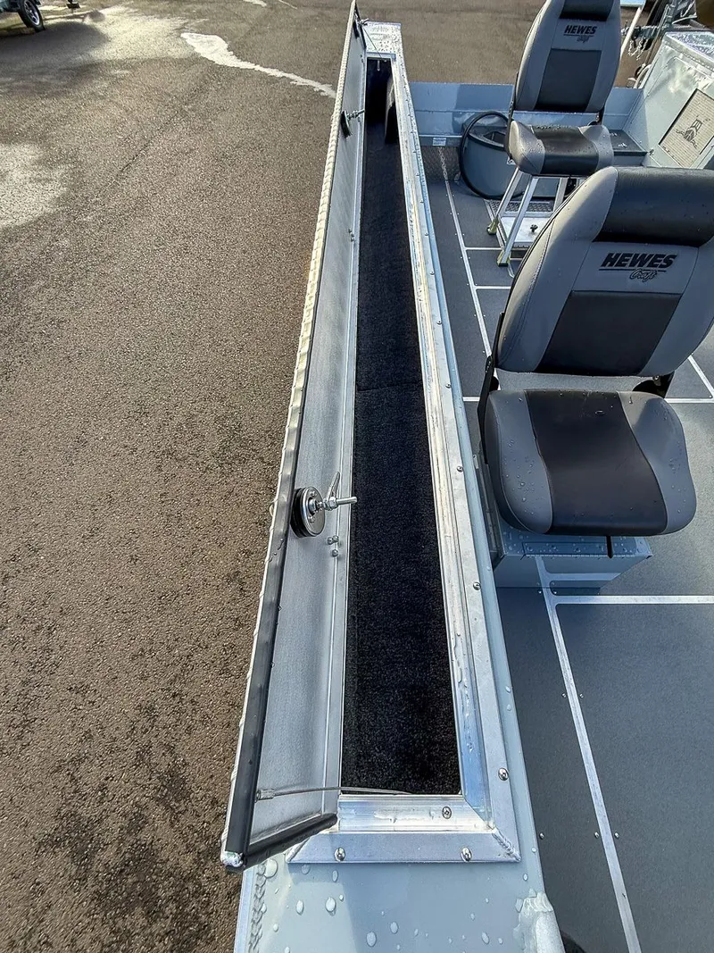 Slide: The Image of Hewescraft 220 Pioneer 2026 - 14