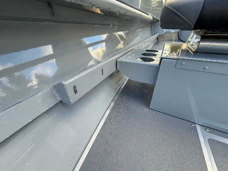 Slide: The Image of Hewescraft 220 Pioneer 2026 - 15