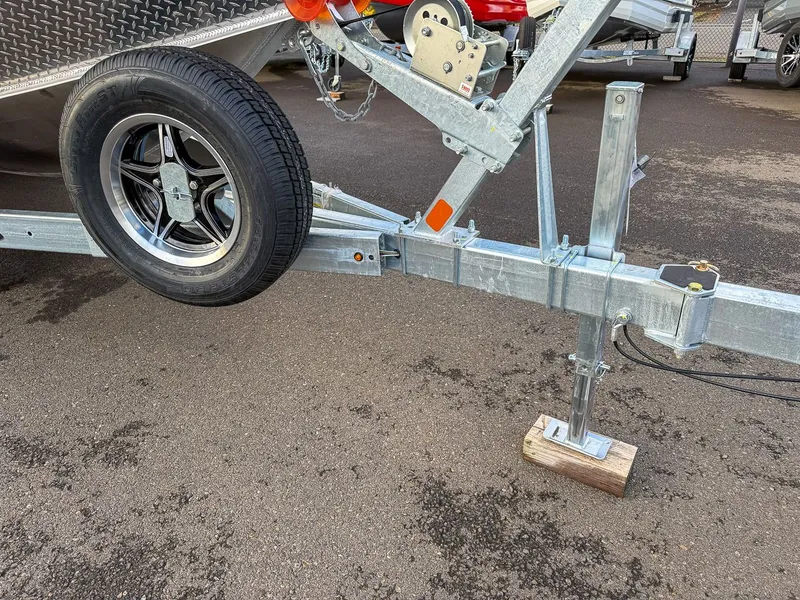 Slide: The Image of Hewescraft 220 Pioneer 2026 - 24