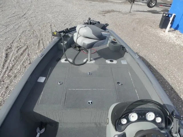 Slide: The Image of Tracker Pro Team 175 TF 2016 - 13