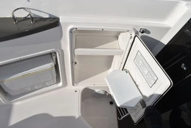 Slide: The Image of Regal 2655 Commodore Express 2010 - 35